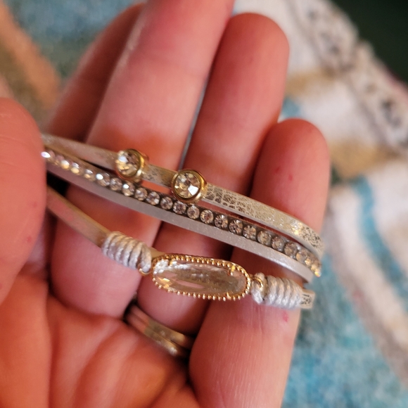 NWT beautiful avenue 9 silver tone magnetic clasp multi strand bracelet - Picture 2 of 5